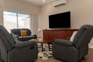 Jacobay 2BR ocean views walk to town beach