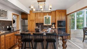 Crown Ridge Retreat by AvantStay