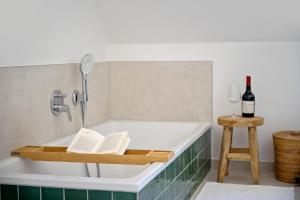ACKERBÜRGERHAUS - Historische Ferienwohnung mit 4 Schlafzimmern, Kamin, Sauna, Balkon-Terasse, Altstadt und See 5 Min zu Fuß, Moderne Küche, Parkplatz, WLAN