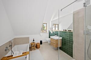 ACKERBÜRGERHAUS - Historische Ferienwohnung mit 4 Schlafzimmern, Kamin, Sauna, Balkon-Terasse, Altstadt und See 5 Min zu Fuß, Moderne Küche, Parkplatz, WLAN