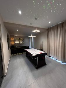 Aisha Homestay Pontian Snooker Karaoke Netflix 10pax