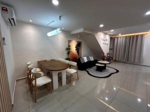 Aisha Homestay Pontian Snooker Karaoke Netflix 10pax