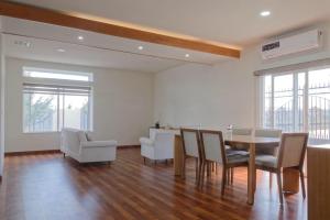Beautiful and comfortable house in the commercial corridor