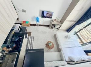 Phòng studio một phòng ngủ có cửa sổ thoáng mát