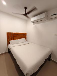 skywayrooms Nearby Indira Gandhi Statue 3 km Rock Beach 3km jipmer Hospital,6 km Paradise Beach opposite Kamachi Non Veg restaurant