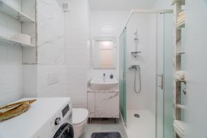 Modern Oasis With Terrace - Happy Rentals