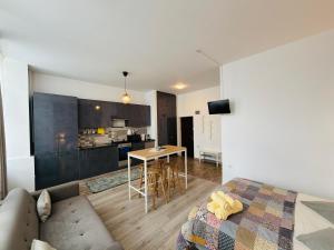 Sunny Studio Apartment