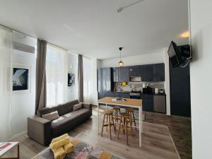 Sunny Studio Apartment