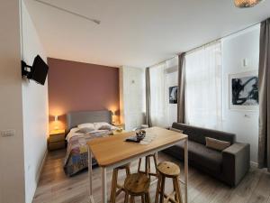 Sunny Studio Apartment