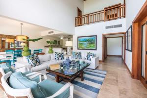 3-BR villa with pool and views in Puerto Bahia
