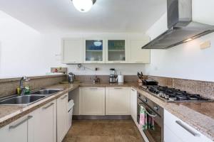 3-BR villa with pool and views in Puerto Bahia