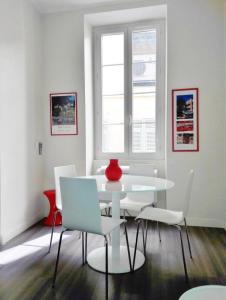 Charming air-conditioned apartment-Prime location in old Nice