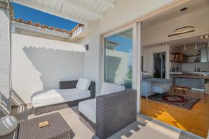 Villa Artemis, sea front img28