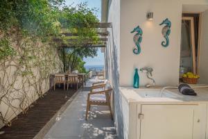 Villa Artemis, sea front img29