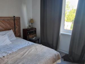 Hillside view house with garden, private parking, quiet location - 12 min to Old town anytime, Long stays welcome