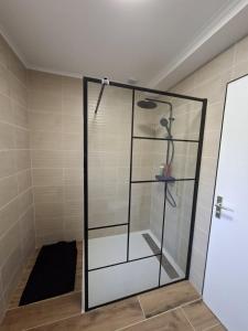 Maison climatisée avec piscine privée et jardin