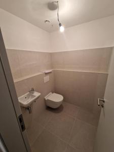 Stylish Apartment Near City Center with Parking