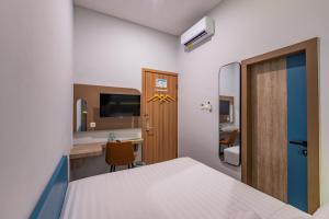 Front One Budget Hotel Tirtonadi Solo