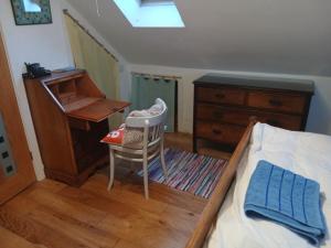 Spacious, pretty double room with ensuite near sea