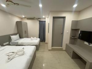 HOTEL ROYAL KING Near Express Avenue Mall, EA Chambers, Australian Consulate,