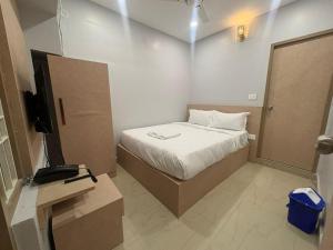 HOTEL ROYAL KING Near Express Avenue Mall, EA Chambers, Australian Consulate,