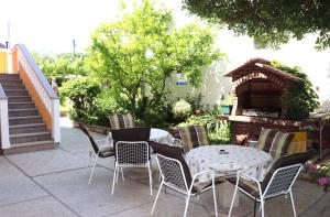 A 5 apartment with terrace garden and sea view
