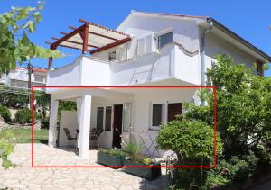 A 5 apartment with terrace garden and sea view
