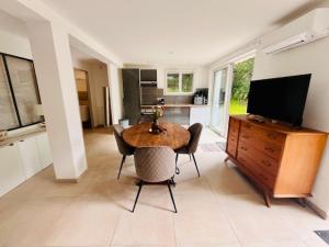 Eccica - Bottom of villa, quiet garden, and pool
