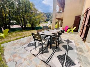 Eccica - Bottom of villa, quiet garden, and pool