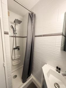 Appartement lumineux avec balcon vue piscine