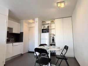 Appartement lumineux avec balcon vue piscine