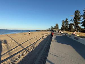Boutique Elwood Apartment - Walk to Beach & Cafés