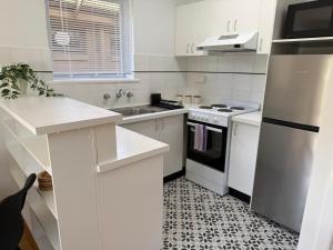 Boutique Elwood Apartment - Walk to Beach & Cafés