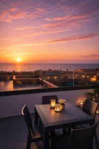 New Berber Chic Apartment! 3mn Walk to Beach, Private Balcony, Shared Rooftop, Free Parking & Remote Desk