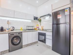 Luxury Berber Chic, Direct Access to Beach, Private Balcony, Rooftop, Parking & AC