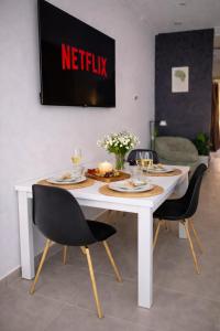 New Dark Forest Apartment! 3mn Walk to Beach, Private Balcony, Shared Rooftop, Free Parking & Remote Desk