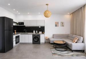 New Dark Forest Apartment! 3mn Walk to Beach, Private Balcony, Shared Rooftop, Free Parking & Remote Desk