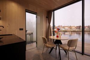 Stylish Tiny House Retreat with Panoramic Water Views in s-Hertogenbosch, Netherlands