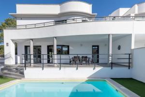 Exclusive amazing pool villa near sea beach