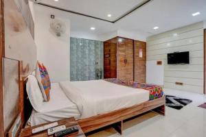 FabHotel Vardhan House I