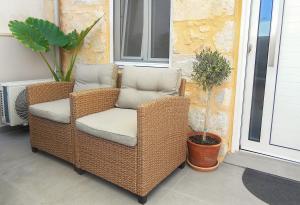 Filoxenia Private 2BR Stone House Patio & Parking