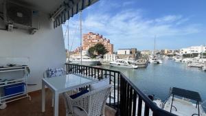 Apartamento con Vistas al Canal y Terraza Roses