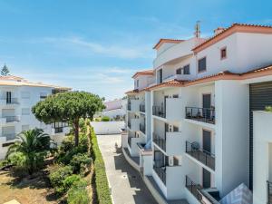 Modern & Central, Gated Apartment with Pool