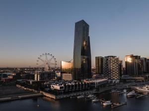 MT2506 - 1 BR huts nestled in the Docklands with Gym & Pool with FREE Tram to City