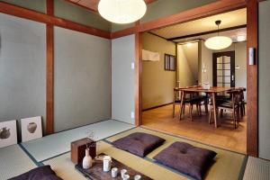Japanese Modern and Antique 7-Minute Walk from the Station Direct Access to Namba in 7 Minutes Convenient for Kansai Airport, Kyoto, and Nara 7 Beds