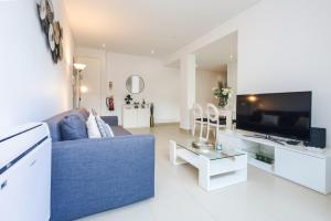 Beach & Swimming Pool - Elegance and Comfort