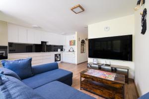 Las Bielański Lavish Apartment by BookingHost