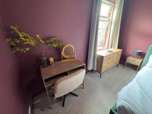 Altrincham House - 2BR - Sleeps 6 - WiFi - Parking