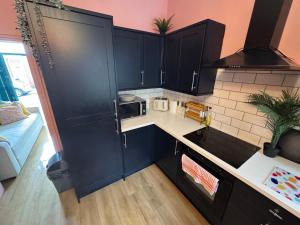 Altrincham House - 2BR - Sleeps 6 - WiFi - Parking