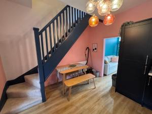 Altrincham House - 2BR - Sleeps 6 - WiFi - Parking